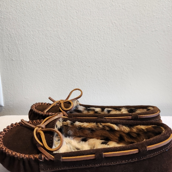 Minnetonka Chocolate/Brown Slippers- Size 6 - Picture 7 of 8